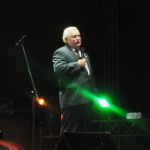Lech Wałęsa na scenie przed koncertem Budki Suflera.