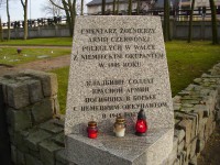 Obelisk przy wejściu na cmentarz żołnierzy radzieckichy